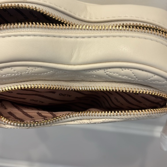 NWT Aldo Cream Heart Quilted Lips Crossbody Bag with Gold Chain - Picture 7 of 7